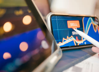 Handelaar op meerdere markten die Bitcoin, Ethereum en forexopties analyseert