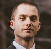 Portret van Thomas Whitfield, marktexpert en analist in cryptohandel