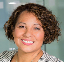 Portret van Claire Ashford, hoofd compliance financiële regelgeving